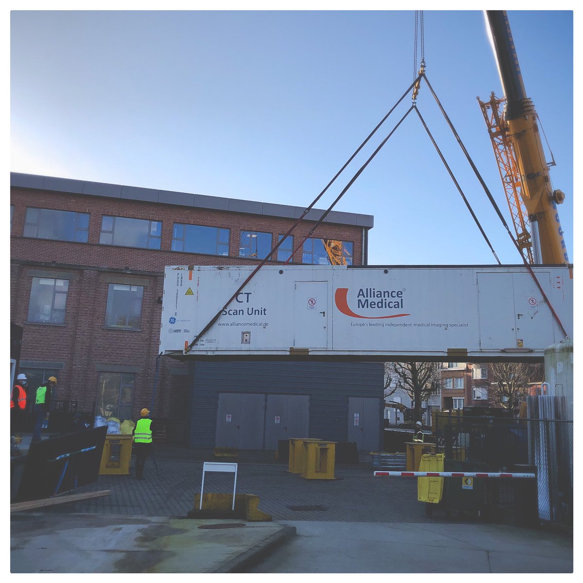 BenoitDurnez's tweet photo. Dankzij de perfecte samenwerking tussen heel wat afdelingen, zeer snelle indienststelling van een tijdelijke mobiele CT-trailer #radiologie @az_delta campus Menen  #teamwork https://t.co/U2c50THbrb