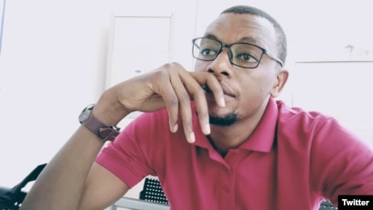 clarke.M.Waligo (@muhoozigen) on Twitter photo Not even a fool can believe that someone tortured you and then offered you a Job.
What would be the need of <a href="/mkainerugaba/">Muhoozi Kainerugaba</a> recording a video 📹 of Kakwenza apologising?
At least describe the type of phone used in recording, Clothes he was wearing or anything.
Tell us something Not even a fool can believe that someone tortured you and then offered you a Job.
What would be the need of <a href="/mkainerugaba/">Muhoozi Kainerugaba</a> recording a video 📹 of Kakwenza apologising?
At least describe the type of phone used in recording, Clothes he was wearing or anything.
Tell us something