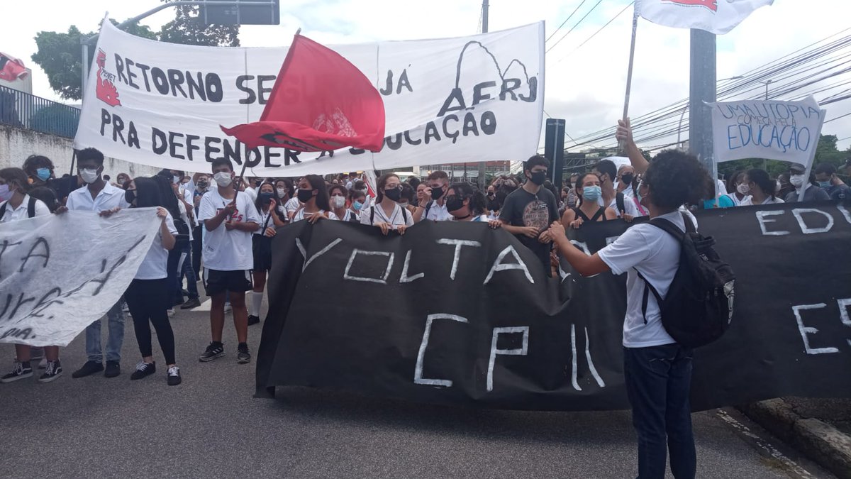 aerjnaluta's tweet photo. RIO DE JANEIRO |
Hoje os estudantes e grêmios estudantis se uniram em frente ao Pedro II de São Cristóvão em um grande ato pelo RETORNO SEGURO JÁ! https://t.co/CzJYlLs2vf