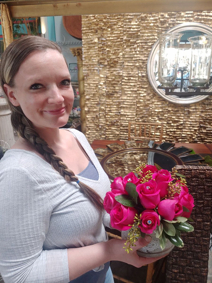 We want to introduce you to one of our newest designers  . Her she is displaying "Cinderella's Crown", one of our most popular Valentine's Day arrangements.
Click the link below to order one for someone special this year!
conta.cc/3J0X3t7