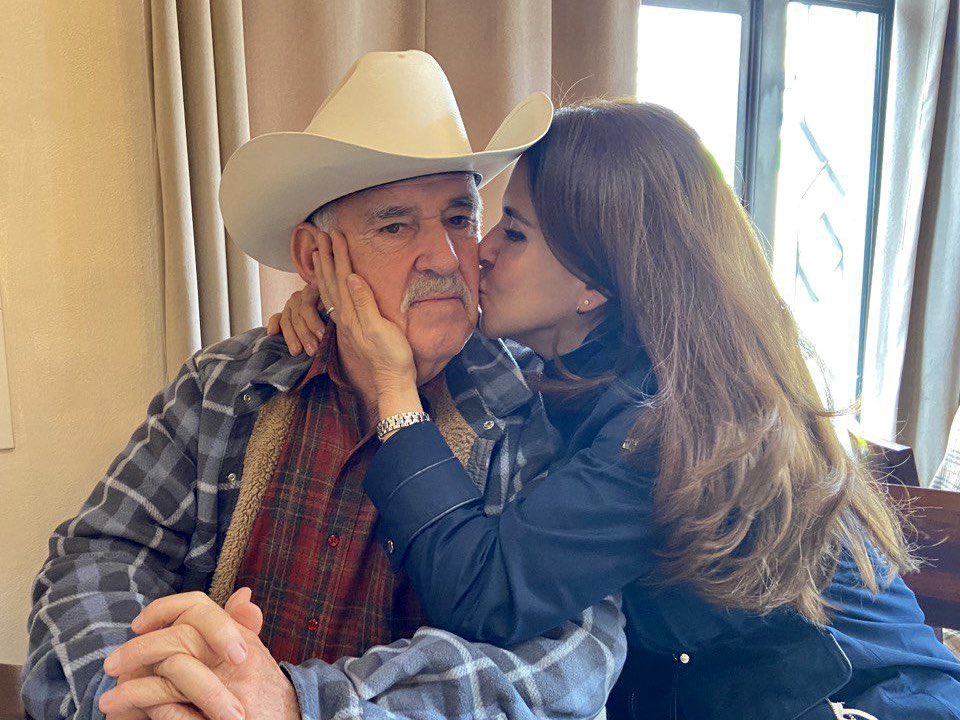 caroviggiano's tweet photo. Nuestros padres y abuelos dieron sus mejores años por nosotros, ahora nos toca cuidarlos, amarlos, protegerlos y garantizar su felicidad. https://t.co/tk7c6qI0xD