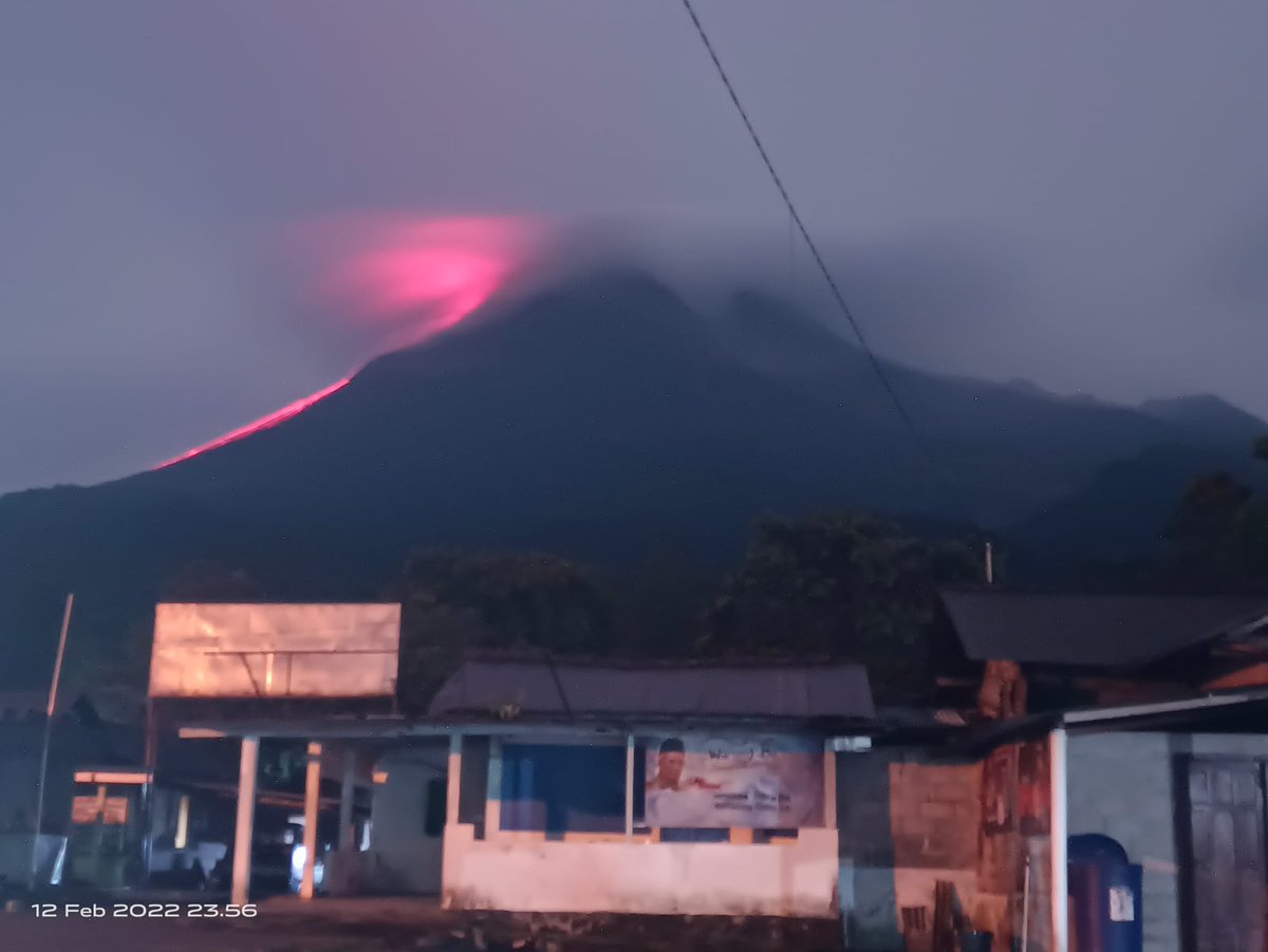 23.56 Luncuran lava pijar gunung merapi kearah barat daya.
