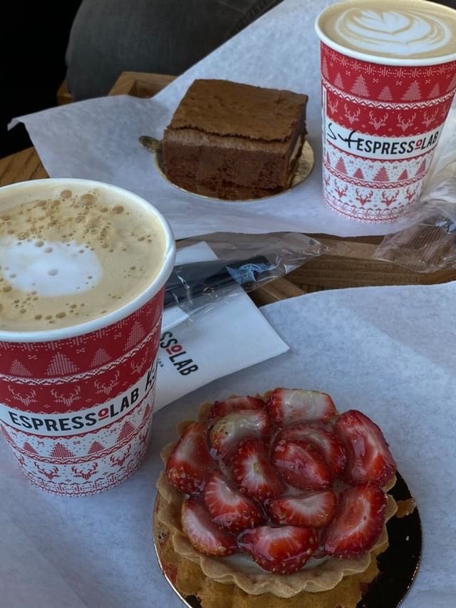 nocontextkafe's tweet photo. icecek önerilerimize gelecek olursak kıs ayları caffe mocha yaz ayları icin strawberry lemonade tavsiyemizdir giden arkadaslar tatlıları da denesinler pisman olmazlar https://t.co/emF2ZsG5gV