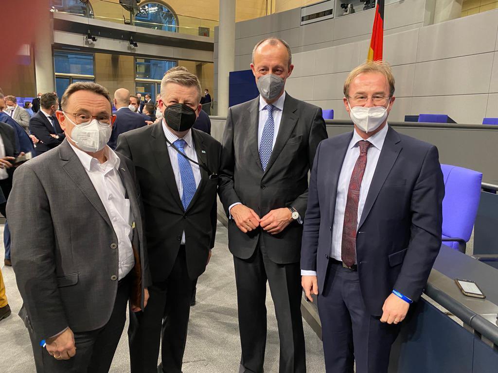 UlrichLange's tweet photo. Ich bin stolz an diesem Wochenende zum vierten Mal als Mitglied der #Bundesversammlung unser Staatsoberhaupt mitwählen zu dürfen. Auftakt heute zur Fraktionssitzung u.a. mit den Kollegen @_FriedrichMerz, Robert @brannekamper und Wolfgang #Fackler. #bundespraesident https://t.co/VZjs4mFJ3h