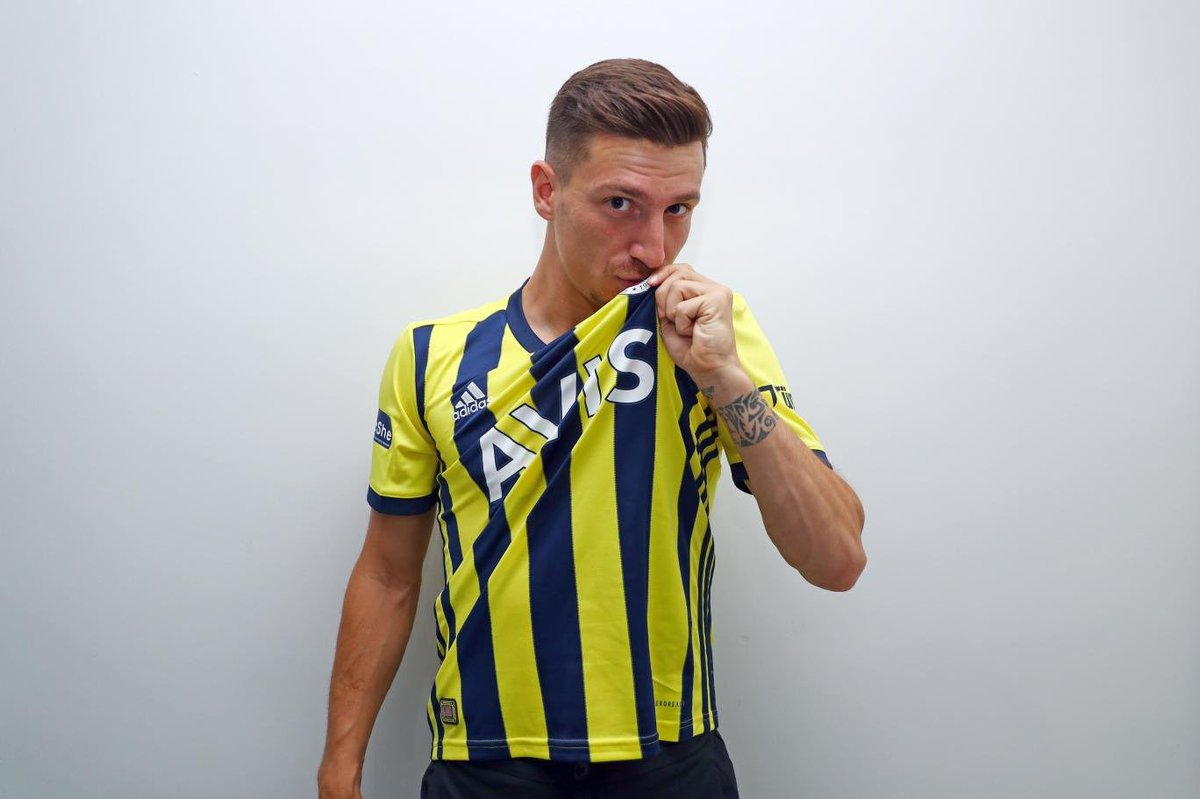 Takımda her maç Mert Hakan Yandaş ve Ferdi Kadıoğlu savaşıyor. Diğerleri bir var bir yok. Seni savunacağım kardeşim 💛💙 <a href="/MHYandas/">Mert Hakan Yandaş</a>