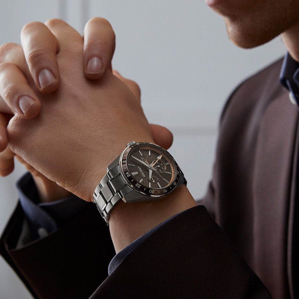 This watch features an angular case design combined with sharp angles of the hands and indexes, genuinely capturing the simplicity and refinement of traditional Japanese aesthetics.