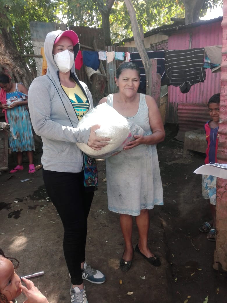 ComdteTrapo's tweet photo. #12Febrero 
Entrega de Paquetes Alimenticios a Familias que se encuentran en Emergencia Socil Critica de los Barrios Blanca segovia, Enrique Lorente, Socrates Sandino y Naciones Unidas del Distrito 5 de #ManaguaSandinista https://t.co/lMwAlQCU0a