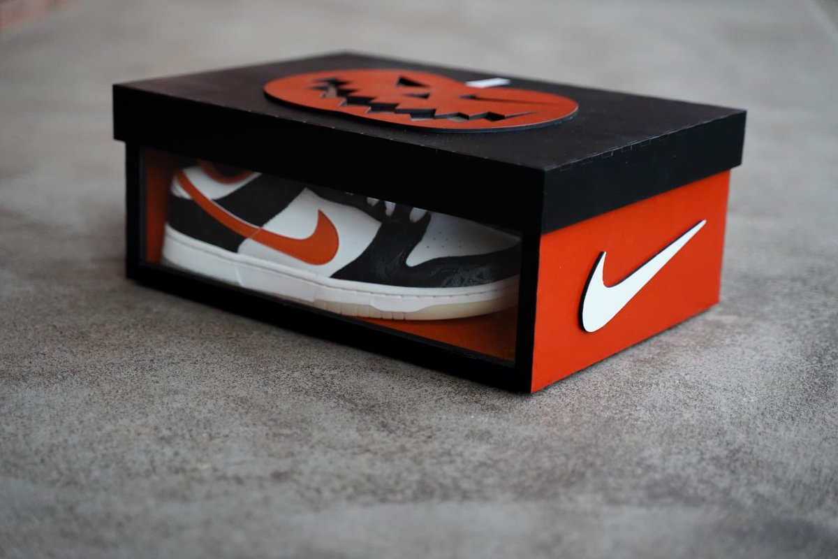 _Kudzayi's tweet photo. Nike Dunk Low โHalloweenโ with a 1/1 custom box by @kick_kraft #YoMzansiSneakers #NiceKicks #Kicks #HalloweenDunks #KickKraft #HuntingForKicks https://t.co/792dvH2HB4