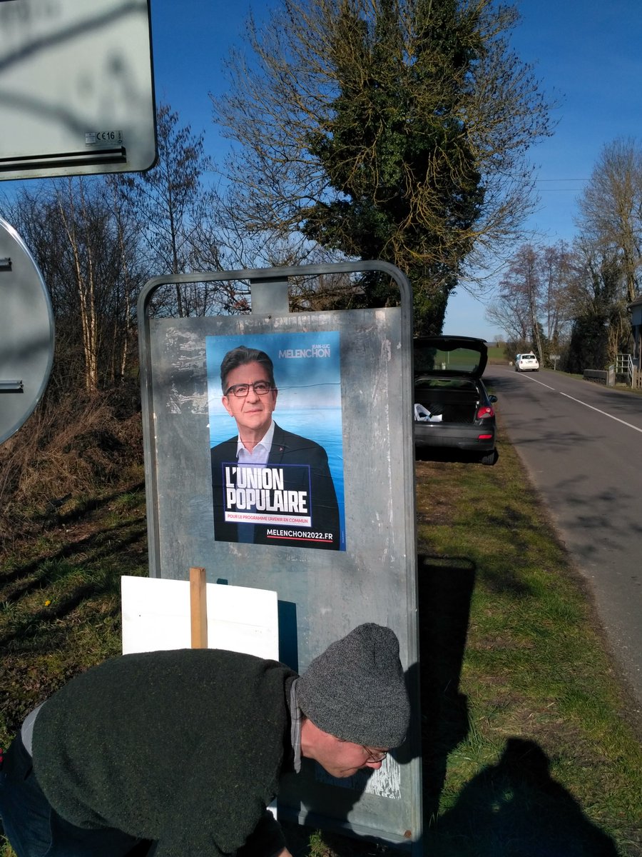 insoumis_de's tweet photo. Ce samedi matin session collage pour un #RDVDimanche #Melenchon2022 #MelenchonMontpellier https://t.co/DNnurgFnOu