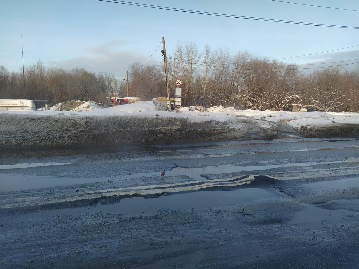 Гринч украл рождество. А кто в Самаре украл асфальт? Февральская оттепель напоминает мартовскую. Вместе со снегом уплывает и асфальт. Фото не отражает проблематику города, но в городе ровных дорог нет. Асфальт уплыл. Лишь первая просека устояла.
<a href="/D_Azaroff/">Дмитрий Азаров</a>
<a href="/E_Lapushkina/">Елена Лапушкина</a>