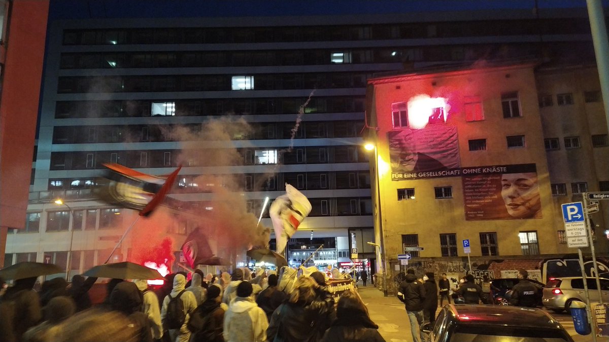 k_einzelfall's tweet photo. 18:23 Uhr die Demo kommt mit Licht und Funken am ehemaligen Polizeigefängnis Klapperfeld vorbei #ffm1202 #NSU20aufklären https://t.co/AIIe9HpYDk