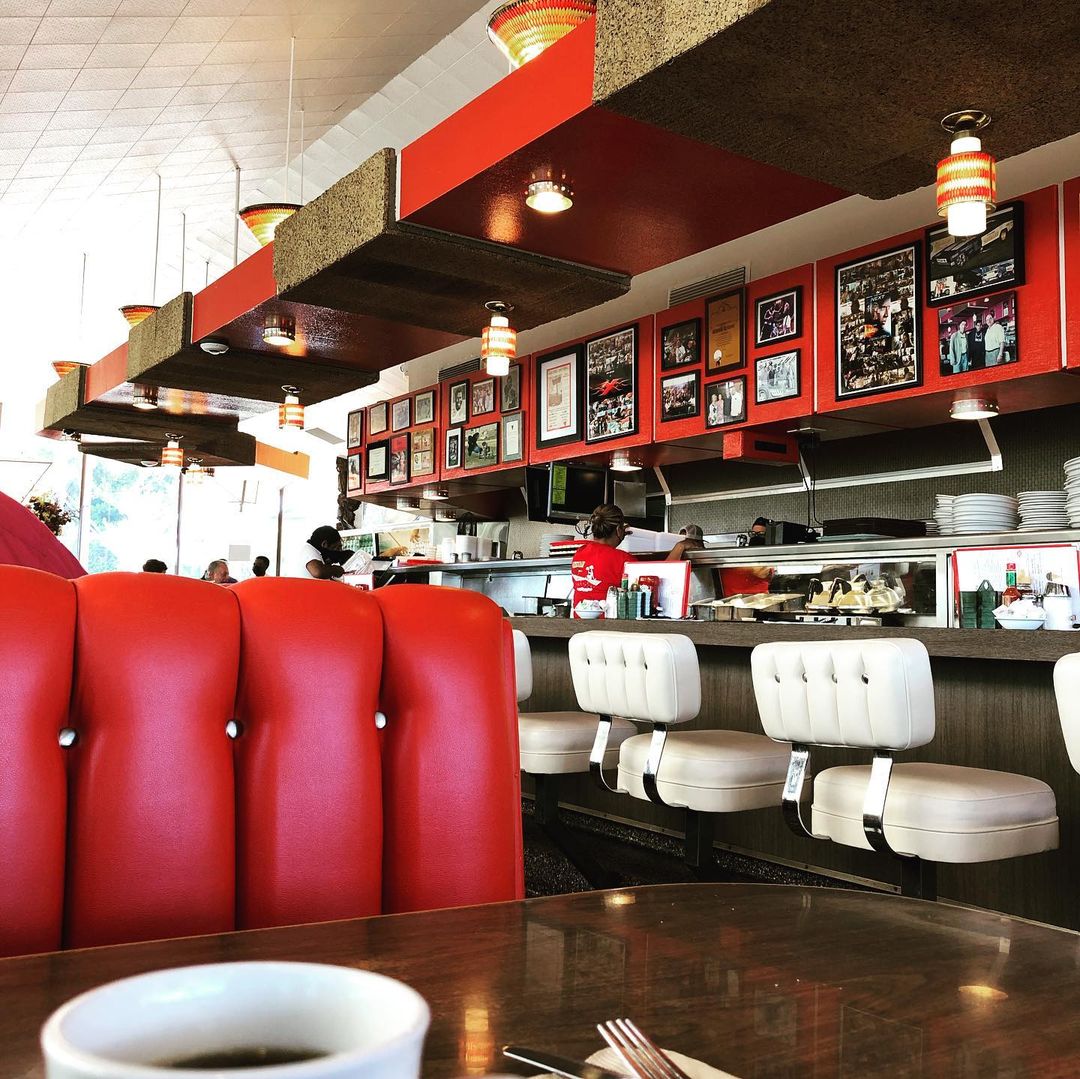 POV: Starting #SuperBowl Weekend at Pann's. What are you having?

Stop by at this LA must-have before 3pm — we'll save you a seat!

📸: Andy Anzora #pannsrestauraunt #losangeles