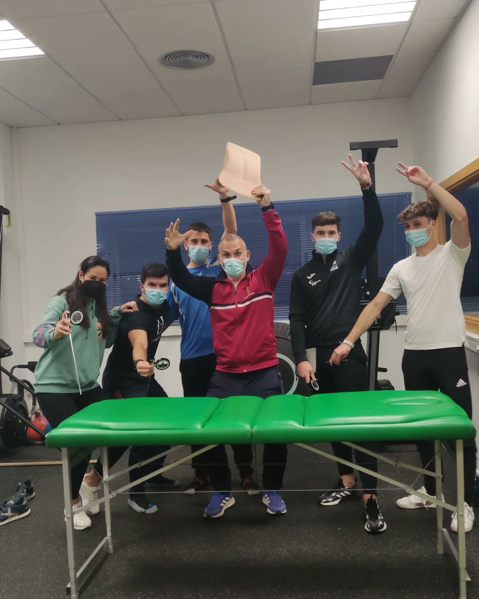 RomSport's tweet photo. Un docente @acpcejudo muy contento 😀
Estudiantes geniales con actitud para la aptitud de sus competencias académicas y profesionales. Deseando observar la aplicación @rom_sport_battery en el TFG, equipo de fútbol, gimnasia estética, discapacitados, etto personal,... #romsport https://t.co/9EmQsGhMEu