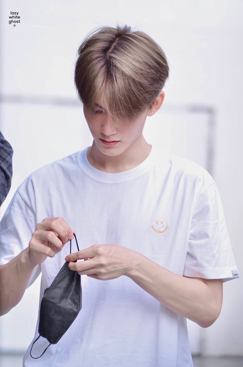 MoJaKim26's tweet photo. พี่หลองขาาา ฮรึกกก  ข้อมือข้อใจ🥺🧡 https://t.co/2GduMpHbOc