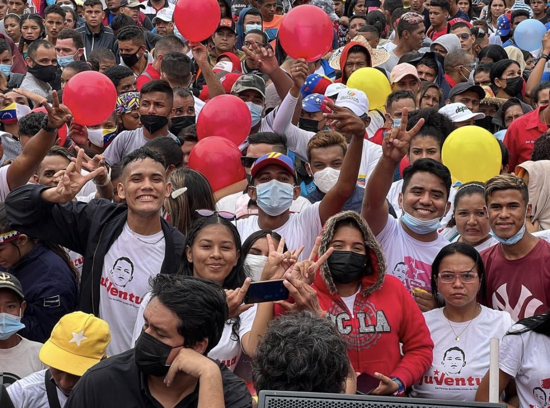 #12F Aquí estamos la Juventud soñadora que cree en Venezuela con la capacidad creativa para impulsar el crecimiento económico de la Patria ¡Cuente usted mi C/J <a href="/NicolasMaduro/">Nicolás Maduro</a> con todo el apoyo de esta #JuventudEnVictoria! Somos el futuro de paz para la Patria de Bolívar y Chavez!