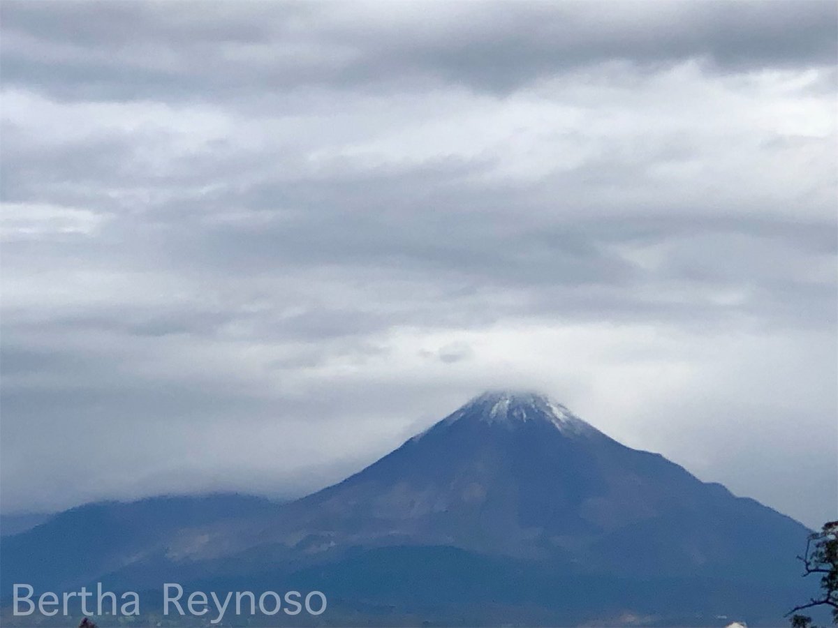 berthareynoso's tweet photo. Amaneció nevado el Volcán de Fuego de Colima. https://t.co/yNHNPU6jKq