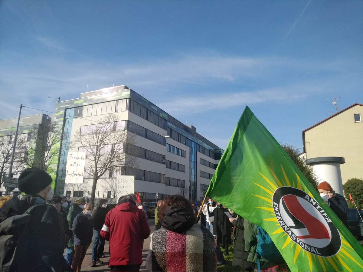KolibriKllktv's tweet photo. Heute haben wir gemeinsam vor dem Sitz v. #BioNTech in #Mainz laut gefordert: 📣 #GebtDiePatenteFrei!

❗Leben zählen mehr als Profite - Gesundheit für Alle❗

👉 @BioNTech_Group hört auch euch noch mehr zu bereichern &amp; tragt lieber zur solidarischen Lösung der #Corona Krise bei. https://t.co/WRXyeVR4tO