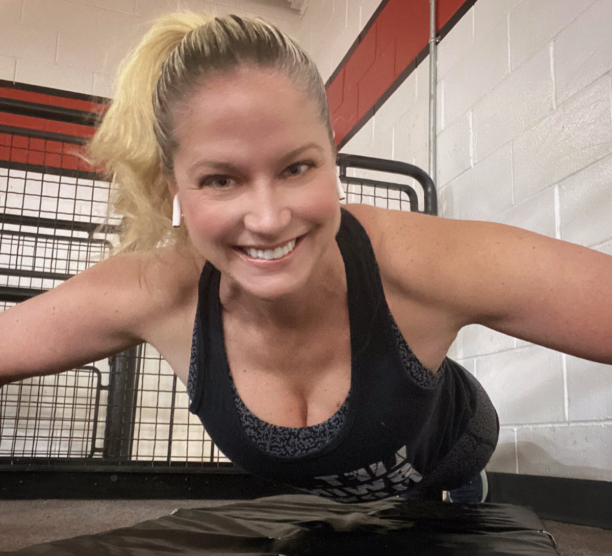 I devoted my 100 push-ups today to the challenge for raising awareness for veterans and first responders suicide prevention.  💪🏻🇺🇸❤️🙏🏻 #pushups #pushupchallenge #veterans #saturdaymotivation #fitness #godblessourveterans #firstresponders