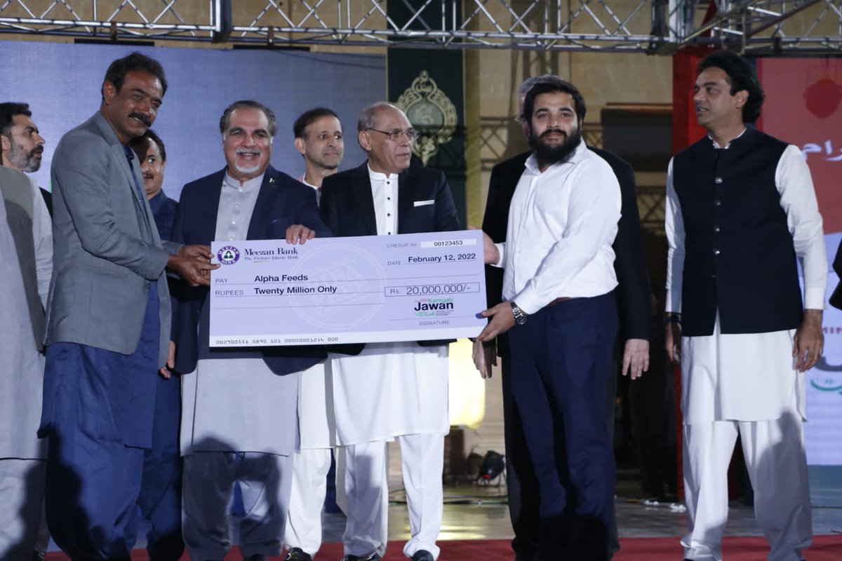 PTI_KHI's tweet image. وزیرِ اعظم عمران خان کی جانب سے نوجوانوں کے لئے شروع کئے گئے #KamyabJawanProgram کے تحت گورنر ہاؤس میں چیک تقسیم کئے جانے کا سلسلہ جاری

اس موقع پر گورنر سندھ @ImranIsmailPTI اور وزیرِ اعظم کے معاون خصوصی @UdarOfficial نے کراچی کے 50 نوجوانوں میں 30 کروڑ کے چیک تقسیم کیے