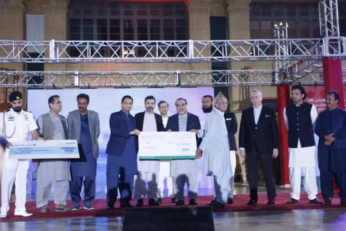 PTI_KHI's tweet image. وزیرِ اعظم عمران خان کی جانب سے نوجوانوں کے لئے شروع کئے گئے #KamyabJawanProgram کے تحت گورنر ہاؤس میں چیک تقسیم کئے جانے کا سلسلہ جاری

اس موقع پر گورنر سندھ @ImranIsmailPTI اور وزیرِ اعظم کے معاون خصوصی @UdarOfficial نے کراچی کے 50 نوجوانوں میں 30 کروڑ کے چیک تقسیم کیے