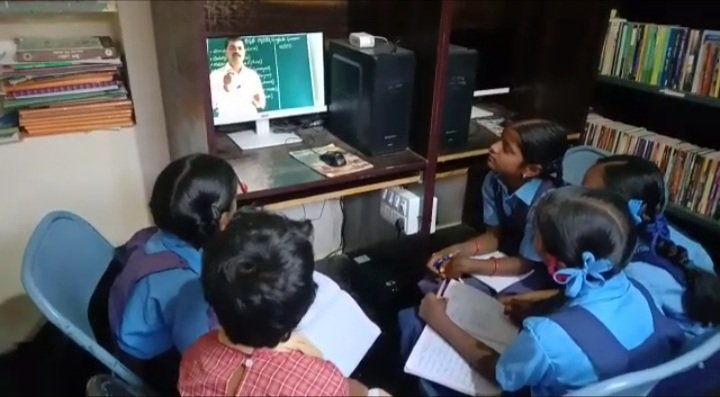 mopr_goi's tweet photo. Theme of Week 49 (11 – 17/2/2022) of 75-week celebration of #AmritMahotsav is “#Libraries” as listed among 29 subjects in the 11th Schedule of the #ConstitutionOfIndia. #Panchayats may consider setting-up and reviving #PanchayatLibraries to inculcate reading habit among students. https://t.co/aZg39arcAj