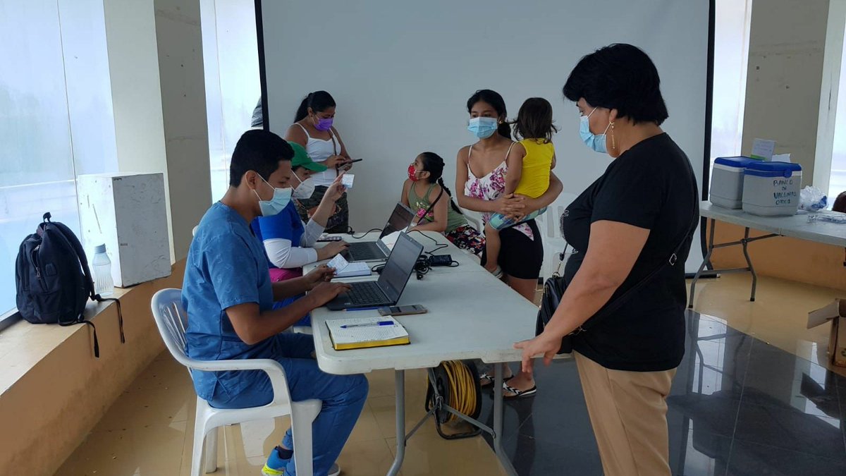 Salud_Loja's tweet photo. #Pasaje | Estamos vacunando contra Covid-19 e influenza en parque Abdón Calderón 💉 

#VacunadosEstamosSeguros | Acude con tu familia este fin de semana. 👨‍👩‍👧‍👦💉

⌚️: 08:00 a 16:00 https://t.co/eIY7ozoFag