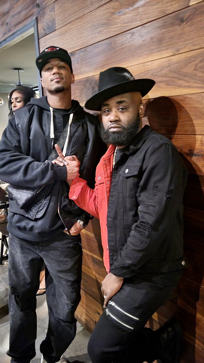 traychaney's tweet photo. A lot of superstars in the building! 2 hustlers from DMV doing our thing in this television film industry! @The_JessieT INCREDIBLE ACTOR (@theboystv @shaftmovie) just to name a few #WorkingBlackACTORS #brotherhood #consistency https://t.co/MNs8kdlsyB