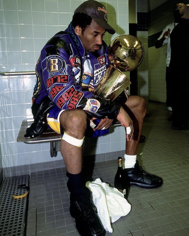 Leaderqlty's tweet photo. Paying homage to the GREATS! 💜💛💜💜🏆 #mambaout https://t.co/yiOLpLqT4D