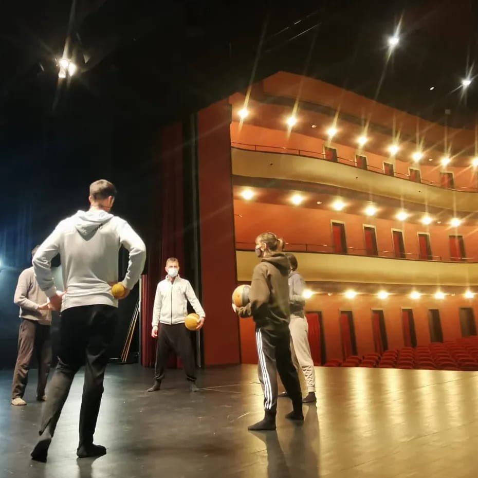 insmallafre's tweet photo. 💃🏻🕺🏾🩰 Mapadeball 2022. 

El professorat del Mallafrè, juntament amb el del Cabanyes i Baix a mar, fan el curs de formació per al projecte de dansa contemporània amb alumnes Mapadeball. 

#mapadeball2022 https://t.co/FvjjetXZ7M