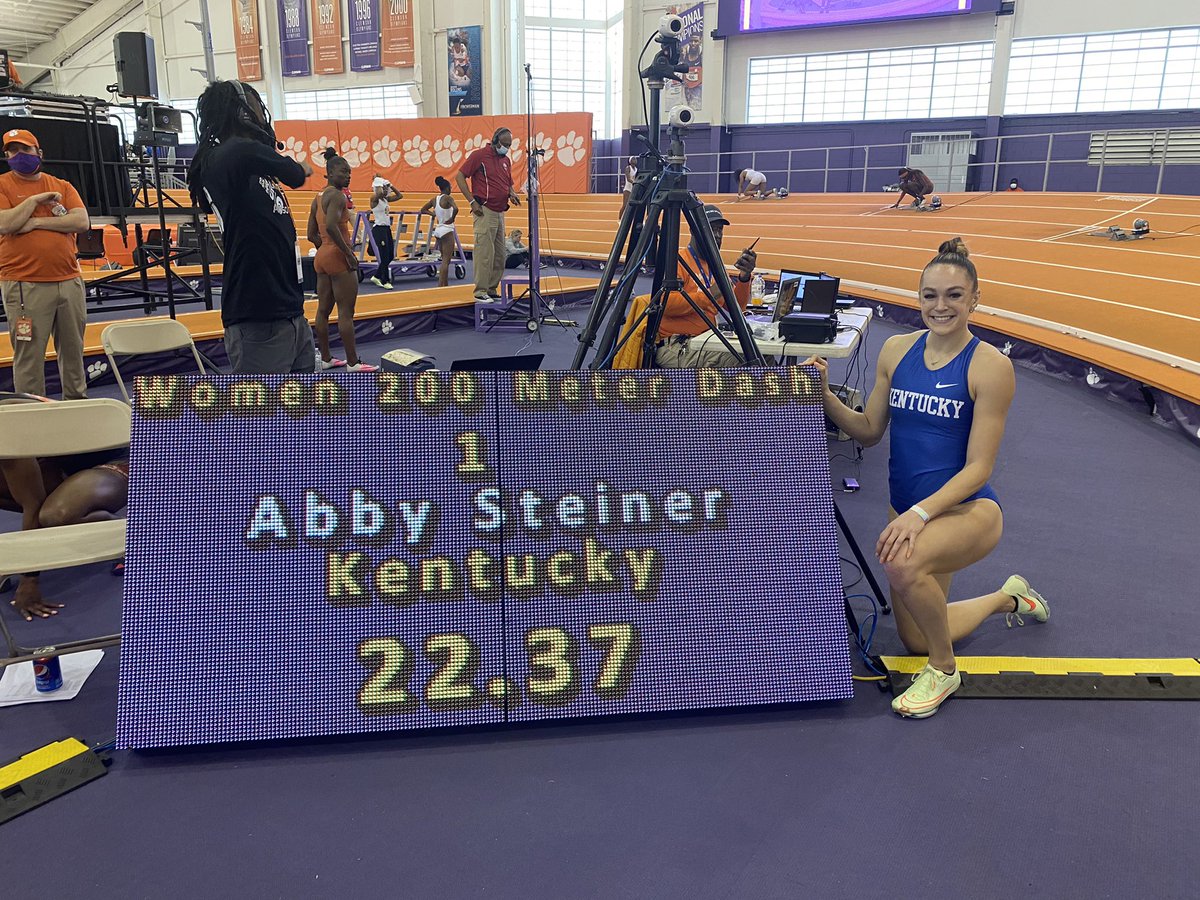 A NEW COLLEGIATE RECORD‼️

Abby Steiner, the sprinting 🐐 of #UKTF.