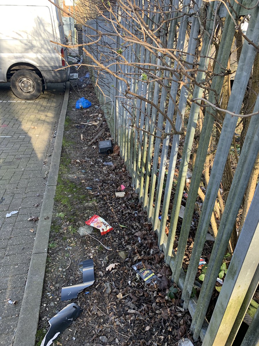 welshharpies's tweet image. Calling on @Halfords_uk @Wickes @PetsatHome to clean your yard. 

These stores border a protected nature reserve. Litter must be cleared to avoid it flying into the Welsh Harp SSSI, or dumped over the fence.

How about a corporate volunteer day to clean the area? We can help! 😊