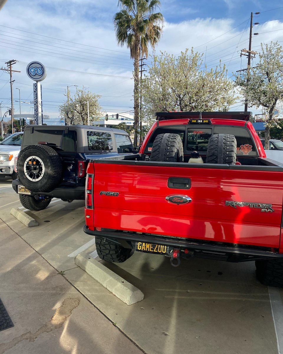 galpinautosport's tweet photo. Thing 1 and Thing 2 ready to hit the dirt for our customer @boshizle

#galpinautosports #offroadlife #6gbronco #koh2022 #worththewait #fordfamilyclub #gameztruckclub #fordraptor #fordbronco #galpinford #gamezadventures #bajadesigns #kingoffroadshocks #svcoffroad #offroadbajatrip https://t.co/hHKJHN9lat