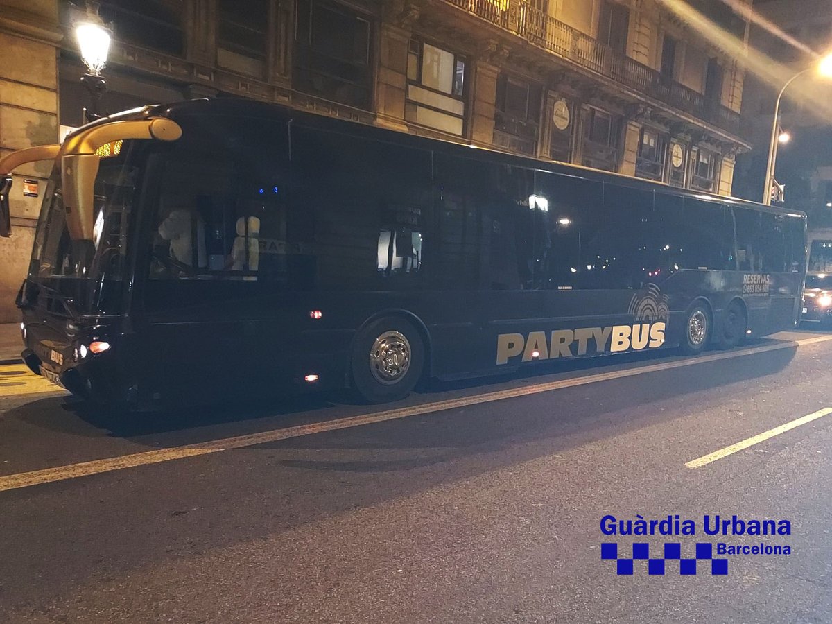 Aturen un "Partybus" que feia de discoteca sense permís i amb el conductor drogat bit.ly/3HLZoaR