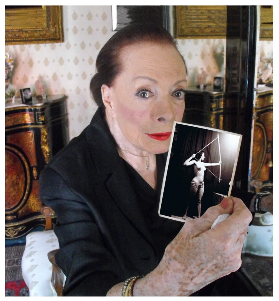 Este sábado falleció, a los 100 años de edad, Helvia Martínez Verdayes, quien fue la modelo para hacer la emblemática "Diana Cazadora" de Avenida Paseo de la Reforma, obra del escultor Juan Fernando Olaguibel. 

Descanse en paz.

Más en: bit.ly/3GLH3td