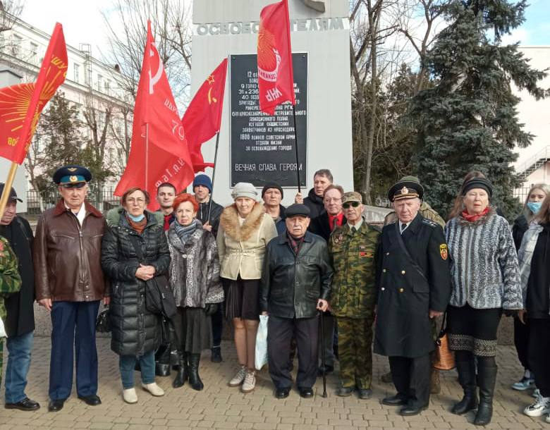 NOsadchiy's tweet photo. #Краснодар, 12 февраля. Активисты и сторонники #КПРФ, представители других левых сил отметили 79-й День освобождения города от немецко-фашистских оккупантов, возложили цветы одновременно к нескольким мемориалам - Вечный огонь, Жертвам фашизма, Зенитчикам, Воину-освободителю https://t.co/Hzg3tPo46V