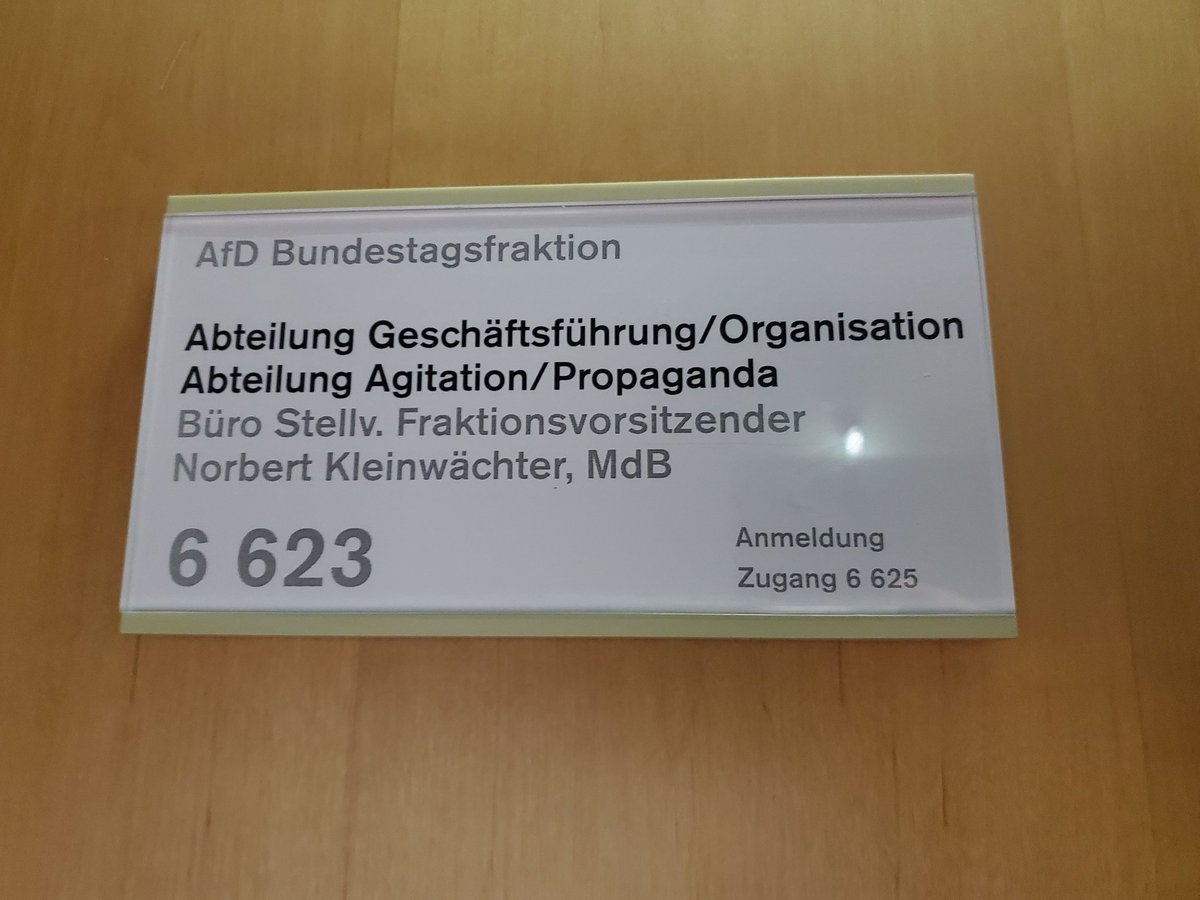 Nach der Presseakkreditierung zur #Bundesversammlung für <a href="/ZDFheute/">ZDFheute</a> noch an den Räumen der #AfD Bundestagsabgeordneten vorbeigelaufen und dieses Schild entdeckt. Es sind die Büroräume der stellv. Fraktionsvorsitzenden. Auf welches Vorbild man sich da beruft...?