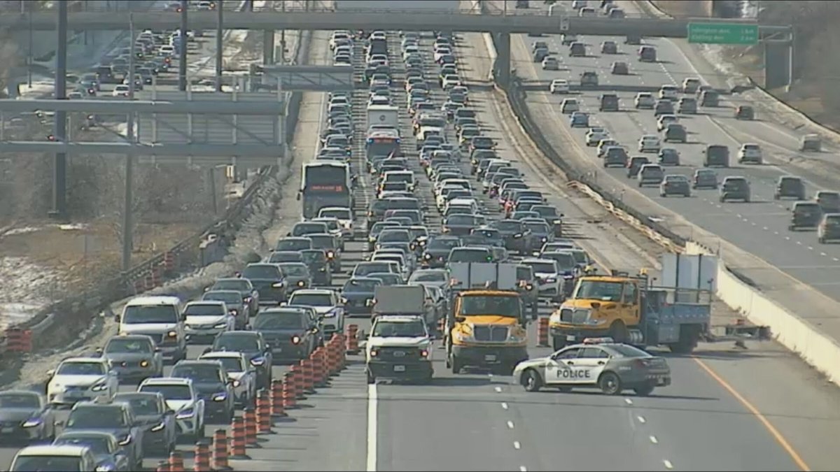 #BREAKING: Toronto police have closed stretches of the Gardiner Expressway and Don Valley Parkway in response to incoming trucker convoy. cp24.com/news/toronto-p…