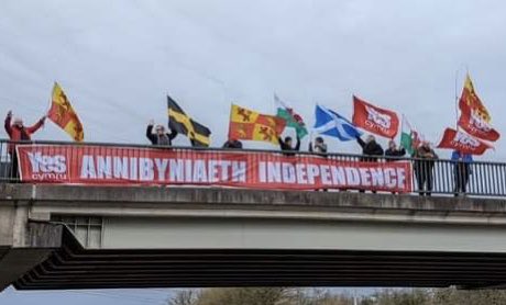Honk for Indy! 🚗 🚙 🏴󠁧󠁢󠁷󠁬󠁳󠁿 Diolch am gefnogi’n #BaneriArBontydd tu fas i’r Bontfaen heddi - flying the flag outside Cowbridge today. Thanks for tooting! #BannersOnBridges @YesBridgend @YesPontyclun