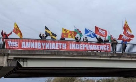 Honk for Indy! 🚗 🚙 🏴󠁧󠁢󠁷󠁬󠁳󠁿 
Diolch am gefnogi’n #BaneriArBontydd tu fas i’r Bontfaen heddi - flying the flag outside Cowbridge today. Thanks for tooting!

#BannersOnBridges <a href="/YesBridgend/">YesCymru Penybont ar Ogwr | Bridgend</a> <a href="/YesPontyclun/">YesPontyclun 🏴󠁧󠁢󠁷󠁬󠁳󠁿</a>