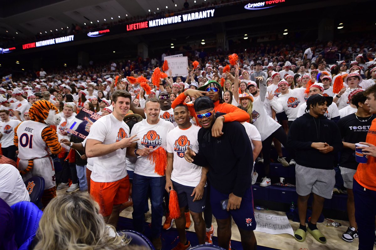 AuburnFootball's tweet photo. 𝐅𝐀𝐌𝐈𝐋𝐘 🦅

#WarEagle | @AuburnMBB https://t.co/69CQRPEotG