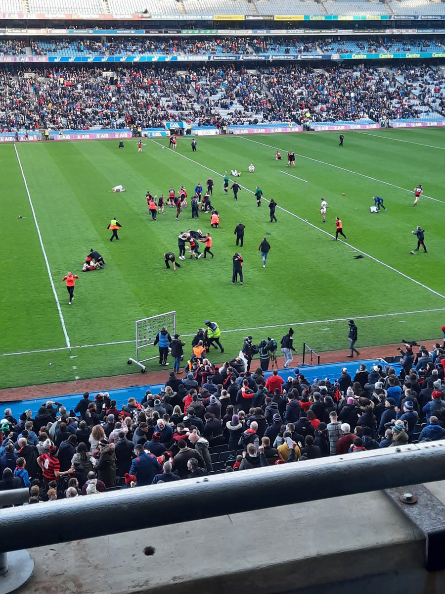 FrsRecruitment's tweet photo. A picture paints a thousand words! Two contrasting emotions summed up this increbilbe shot from our colleague Felicity! Congrats @ballygunnerHc fairytale stuff! #70minsofhome #Ballygunner @GAAGO https://t.co/LYRJ7Ss8lc