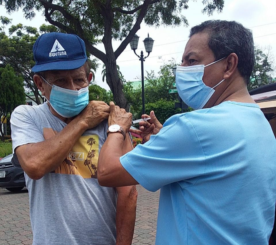 Salud_Guayas's tweet photo. #JuntosPorLaSalud I Brigada de inmunización del Centro de Salud No. 3, ejecuta Campaña Nacional de Vacunación #ContraLaInfluenza, inoculando a usuarios en ciudadela #Pradera3. https://t.co/05fhNCs6W8