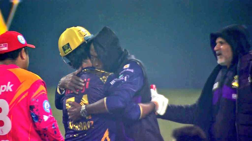 MH_Sarfarazian's tweet photo. This hug is something else🥺❤💯thaku sir @ivivianrichards for coming quetta is actually need your presence😇🙌🏻😍 @SarfarazA_54 @TeamQuetta https://t.co/K6bknwvYIh