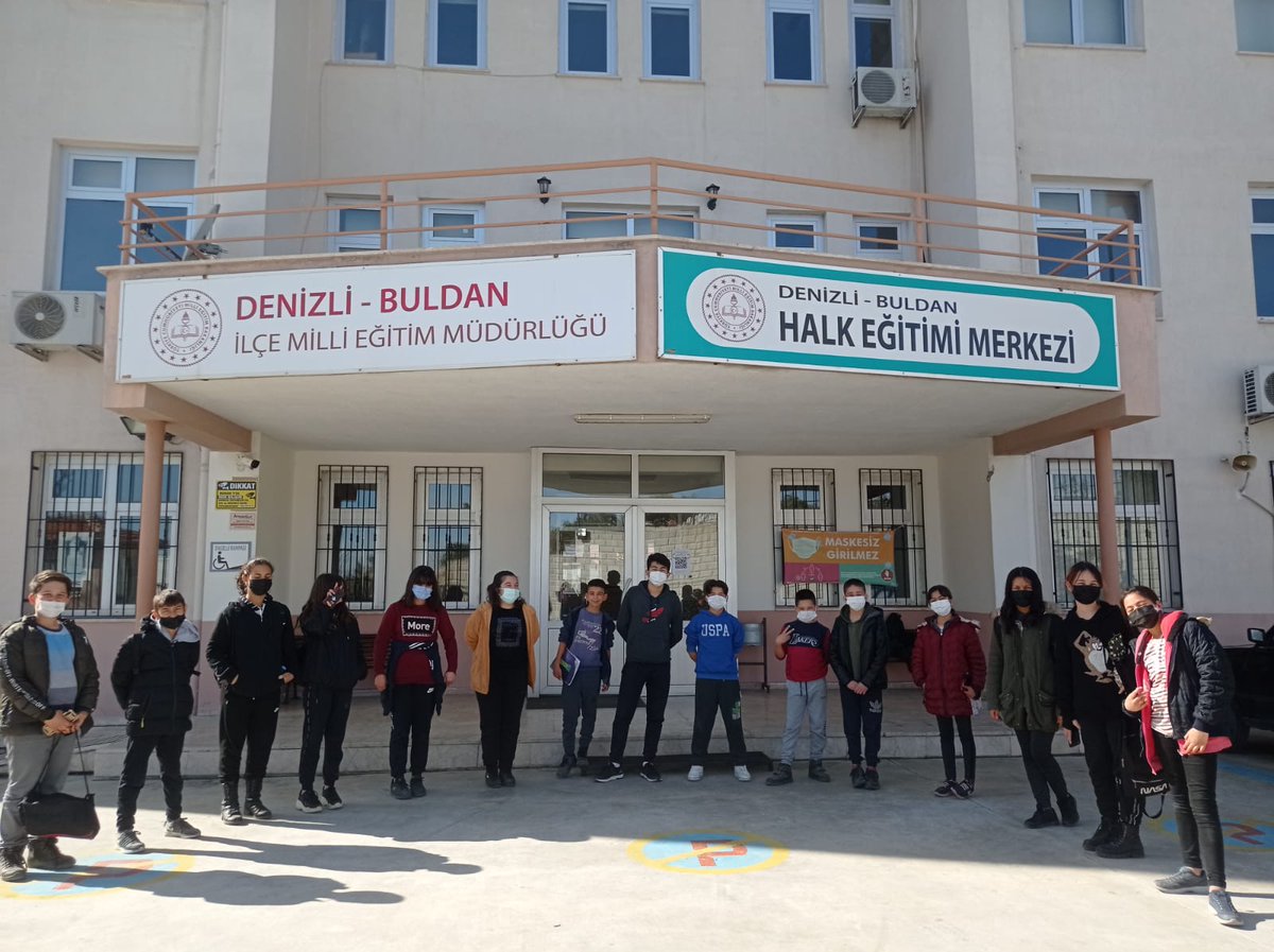 Haftasonu da cıvıl cıvıl kurumumuz.
İngilizce Seviye A1 kursu öğrencilerimiz öğle arasında maç yapıyor 😊😊
<a href="/handeekli/">Hande Ekli</a> 👏👏
@yavuzcaglar3
<a href="/DenizlimemHBO/">DenizlimemHBO</a>
<a href="/denizlimem/">Denizli İl Millî Eğitim Müdürlüğü</a> 
@hbogm