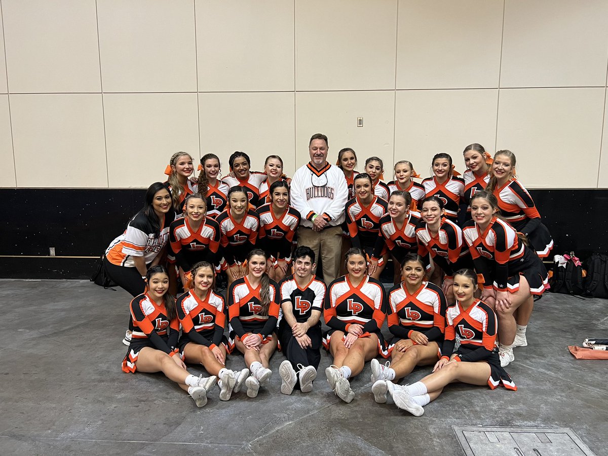 carlingrammer's tweet photo. Awesome job by the Bulldog Cheerleaders in Galveston!  Always a pleasure to watch the outstanding athletes and leaders perform!! https://t.co/7traOwEmKF