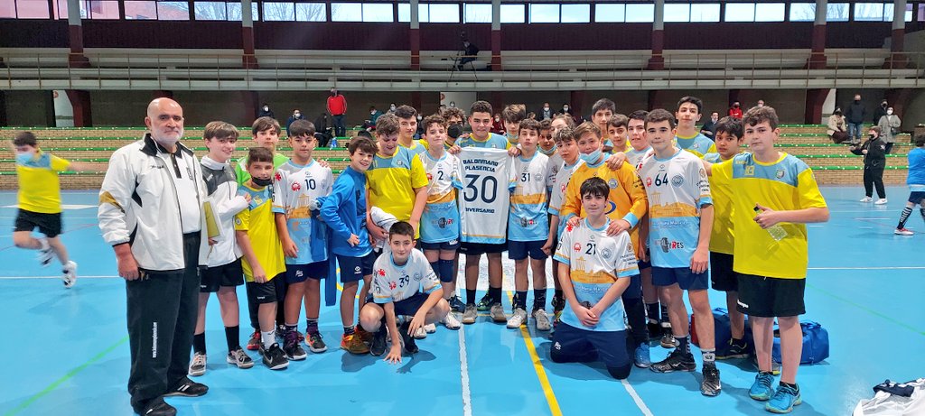 ⚜ En la visita del <a href="/BMPlasencia/">CLUB BM.PLASENCIA</a> para las jornadas ligueras de este finde nuestro club hizo entrega de una camiseta conmemorativa del 30 Aniversario del Balonmano Plasencia 👕
🎂 Muchas felicidades a un club referente en Extremadura 🙌