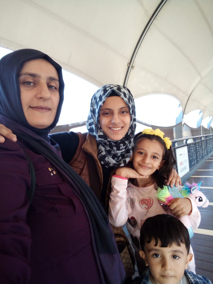 sevincozarslan's tweet photo. Şakran'da tutuklu olan Emine Kul'un kızı Zehra: 

"Geçen Esma hastalandı. Gece yarısı anne-baba diye sayıklamasına uyandım. Kabus görüyor sandım, koluna dokundum, sımsıcak yanıyordu, ateşi vardı. Mahkemeye az kaldı, dayan az kaldı dedim." @adalet_bakanlik 

AnneBeni Saymasınlar https://t.co/5jIK0nFc4z