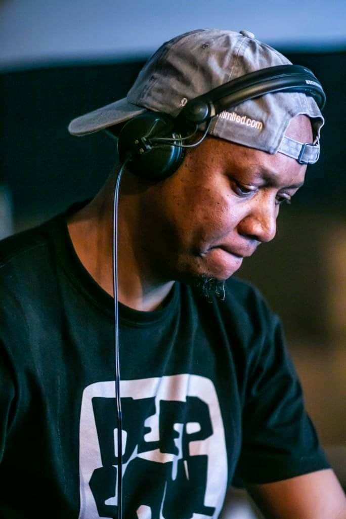 djntshebe's tweet photo. Holla bafeth….help us celebrate one of our own deepsouler this coming Sunday….
DeepSoul Unlimited #RooftopSundays at Location 1632 celebrating birthday ya Freeze aka Musa 🥳🎂 🎉 

Lineup:
DeepSoul Unlimited
Dokotela Dennis aka #Siyeni
Tseko
Kgaphola 
Touching-Soul 🌬🌊🌊🏄‍♂️ https://t.co/L9HjvSV27r