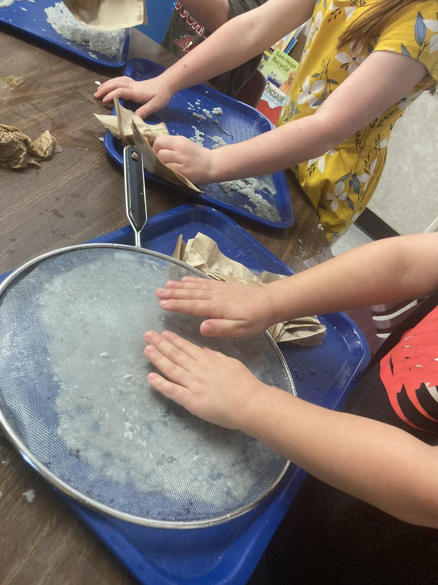 PolkPreK's tweet photo. Hands on learning fun! VPK students at Valleyview Elementary are learning to reduce, reuse and recycle by turning old paper into new. #LovePolkSchools #PreKWorks #creativecurriculum https://t.co/mMDQYfmItS