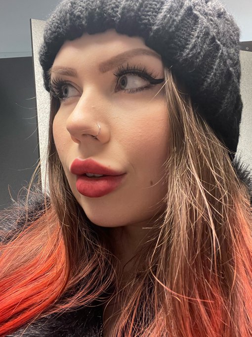 Slightly obsessed with my lips rn https://t.co/KbJGehMEfr
